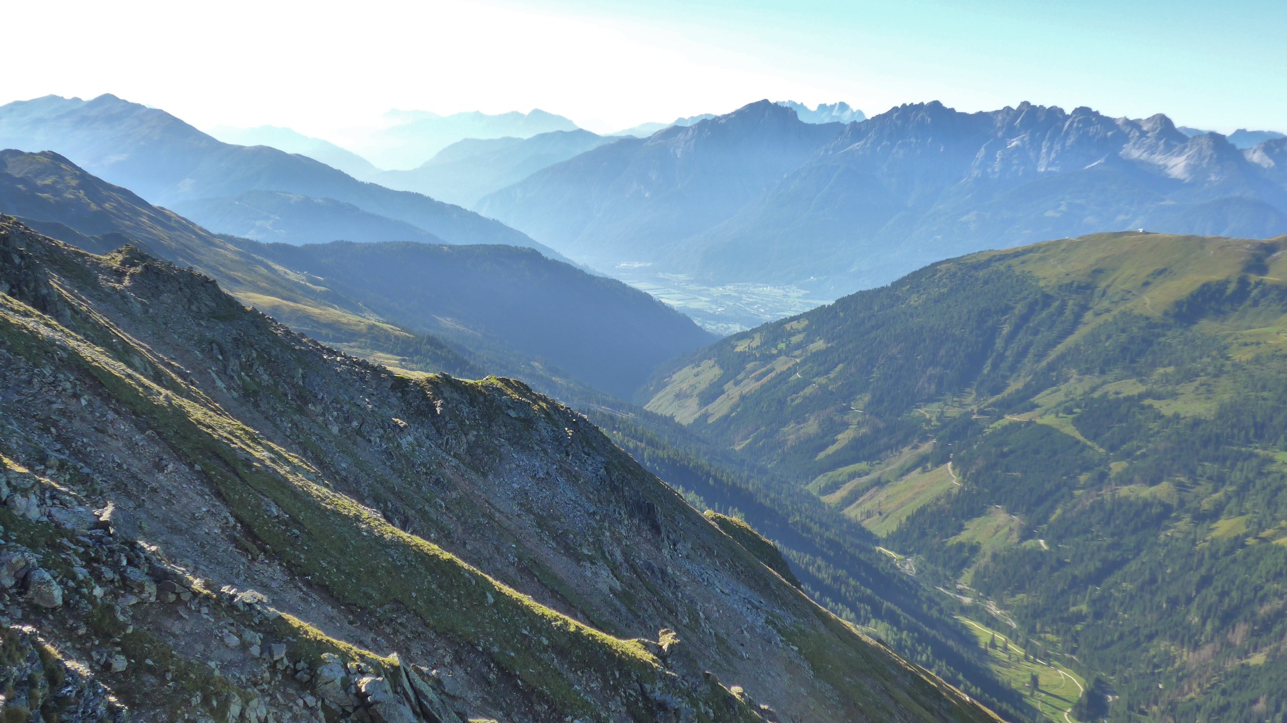 Blick in die Weite und ins Tal